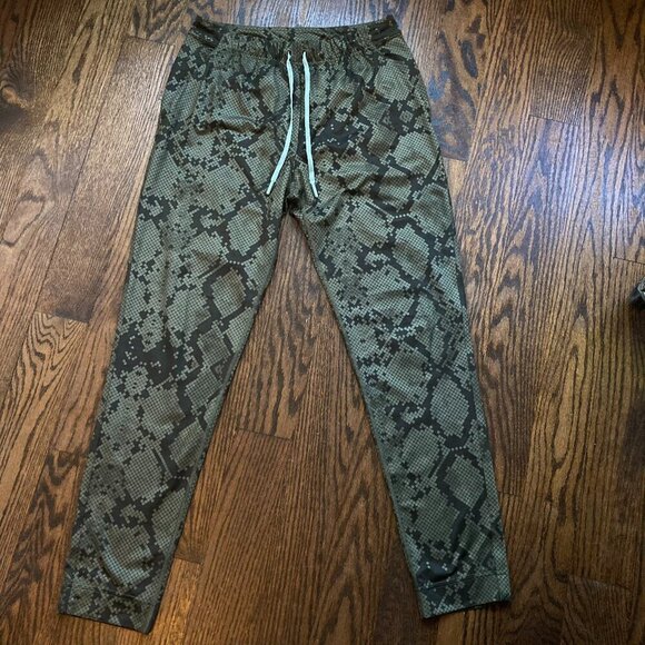 Lululemon Athletica Green Cropped Pants - Picture 2 of 13